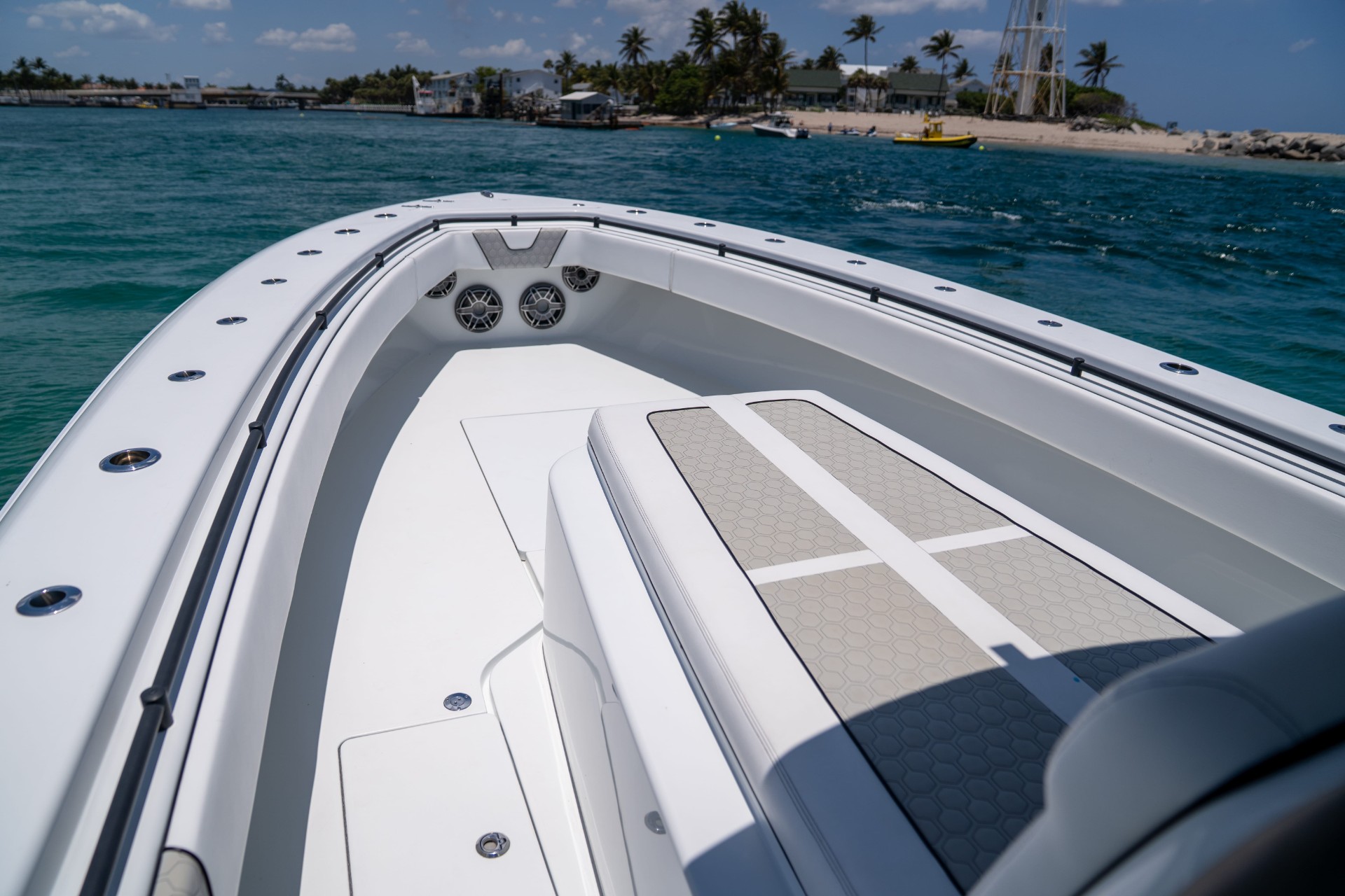 Yacht Photo 32
